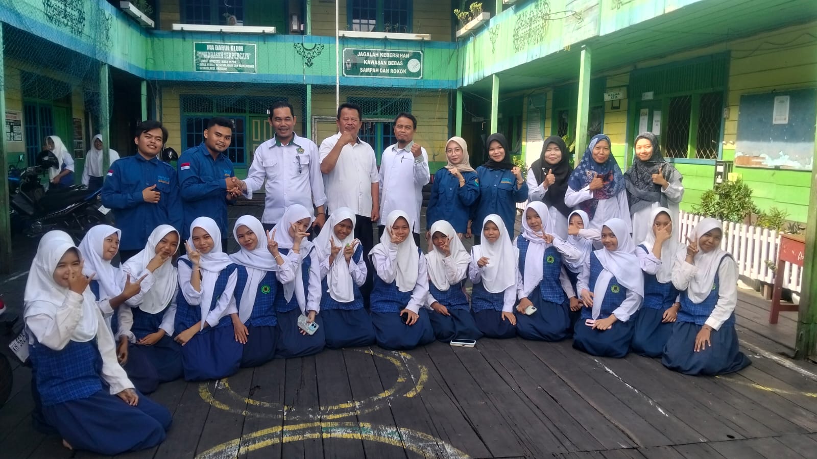 Mahasiswa Universitas Palangka Raya Sampaikan Terima Kasih kepada MTs Darul Ulum atas Dukungan dalam Kegiatan Penelitian dan Pengabdian Masyarakat